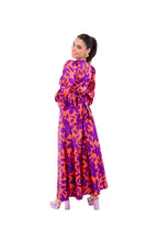 Conjunto de Dos Piezas, Top y Pollera Naranjo con Estampado de Flores Moradas