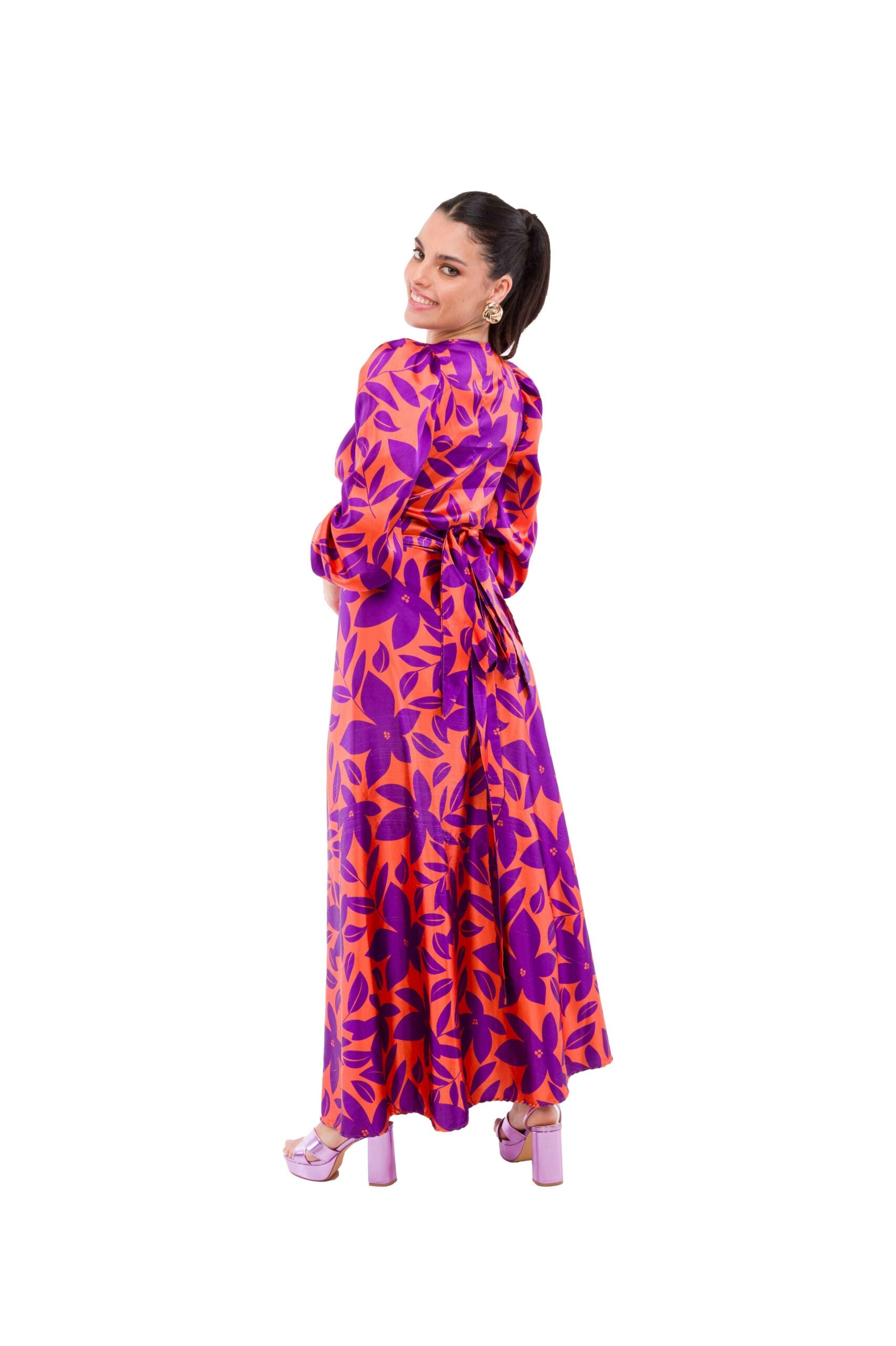 Conjunto de Dos Piezas, Top y Pollera Naranjo con Estampado de Flores Moradas