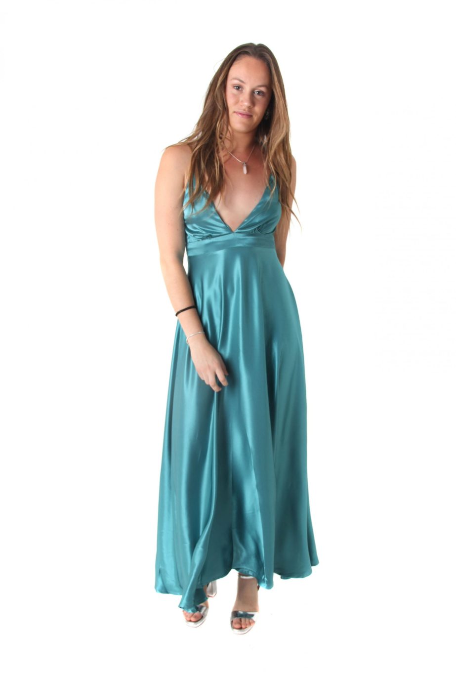 Arriendo de Vestido celeste de seda largo escote en V