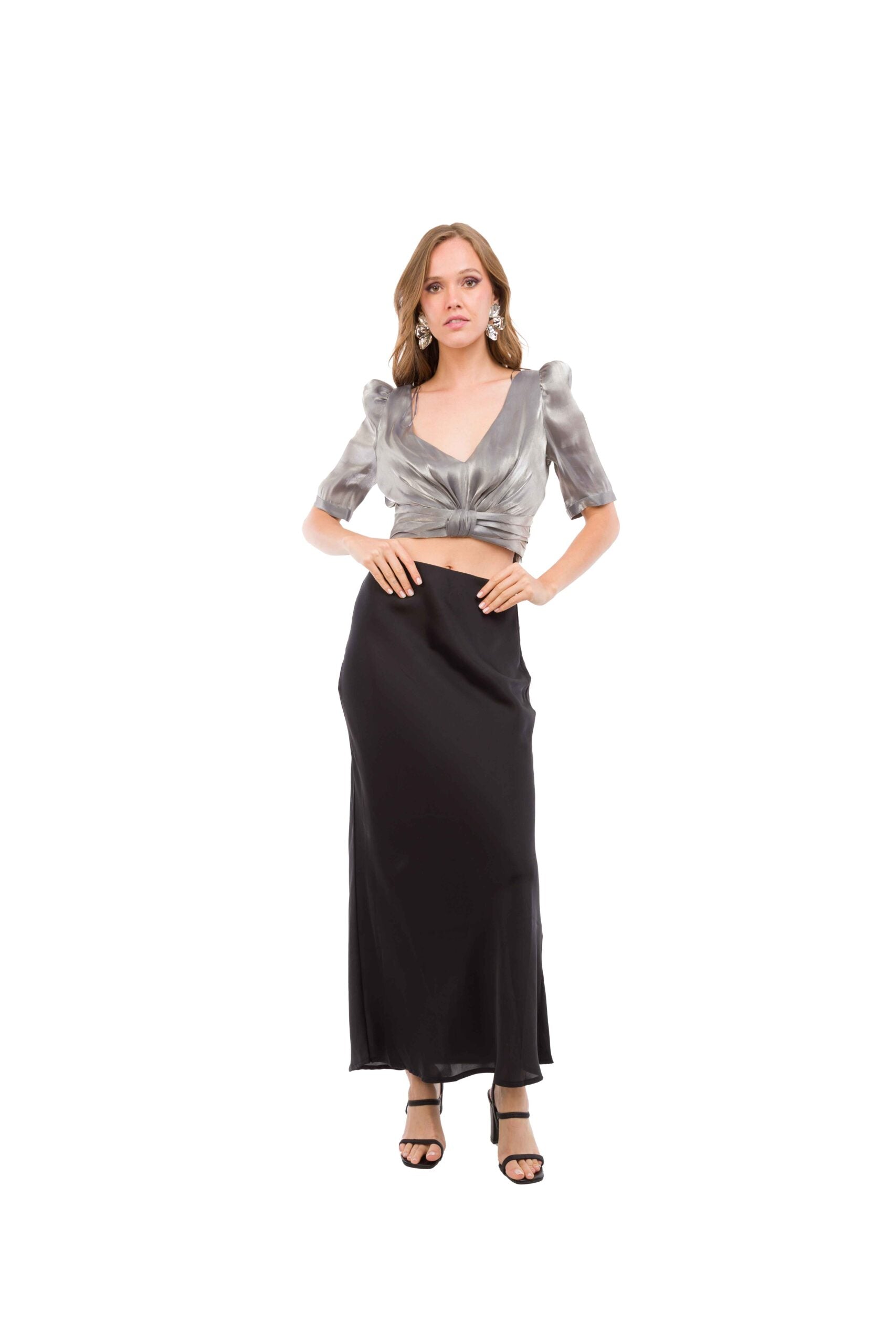 Conjunto de Dos Piezas, Top Plateado y Pollera Negra Seda Larga