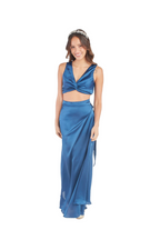 Arriendo de Conjunto de dos piezas azul , top de seda con nudo al medio y pollera ajustable