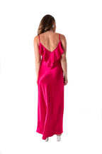 Vestido largo fucsia con vuelos en escote y espalda de seda