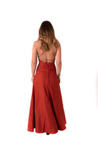 Arriendo de Vestido terracota marca Debut largo con vuelos adelante