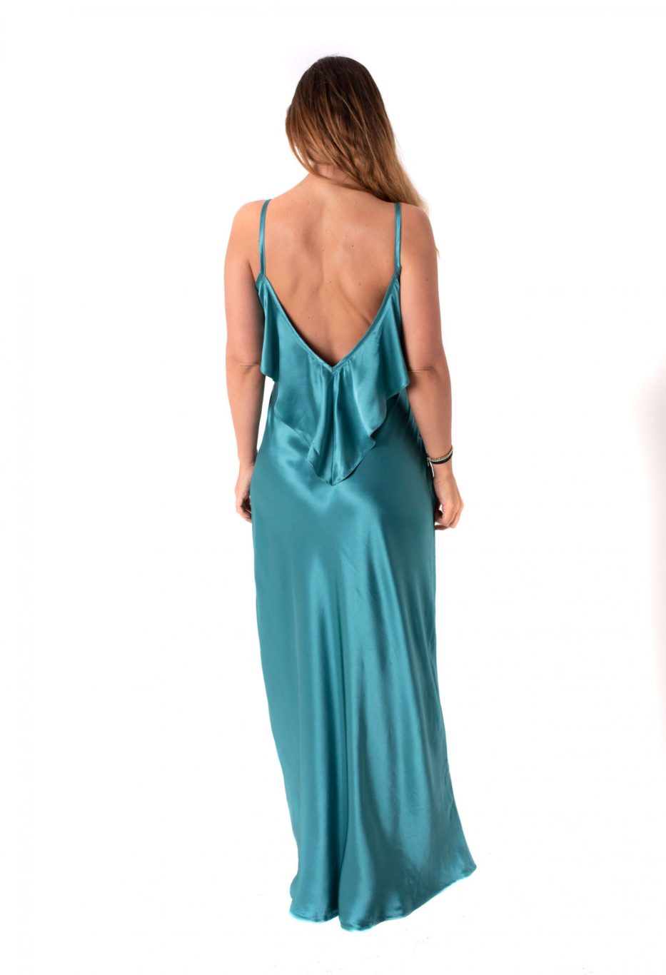 Arriendo de Vestido largo celeste de seda con vuelos en el escote y espalda
