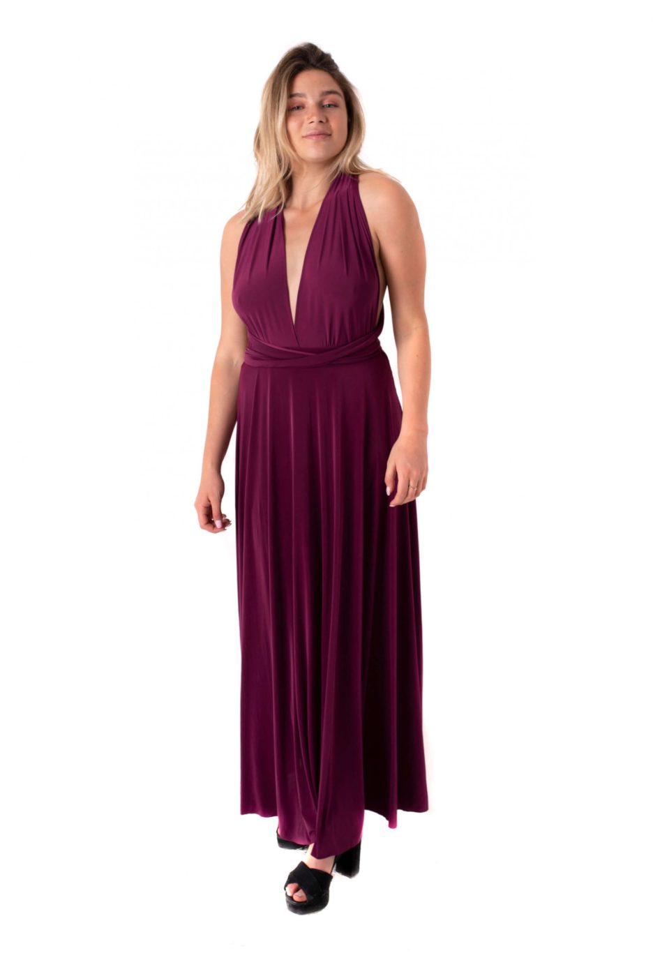 Vestido morado oscuro largo con tiras multiformas