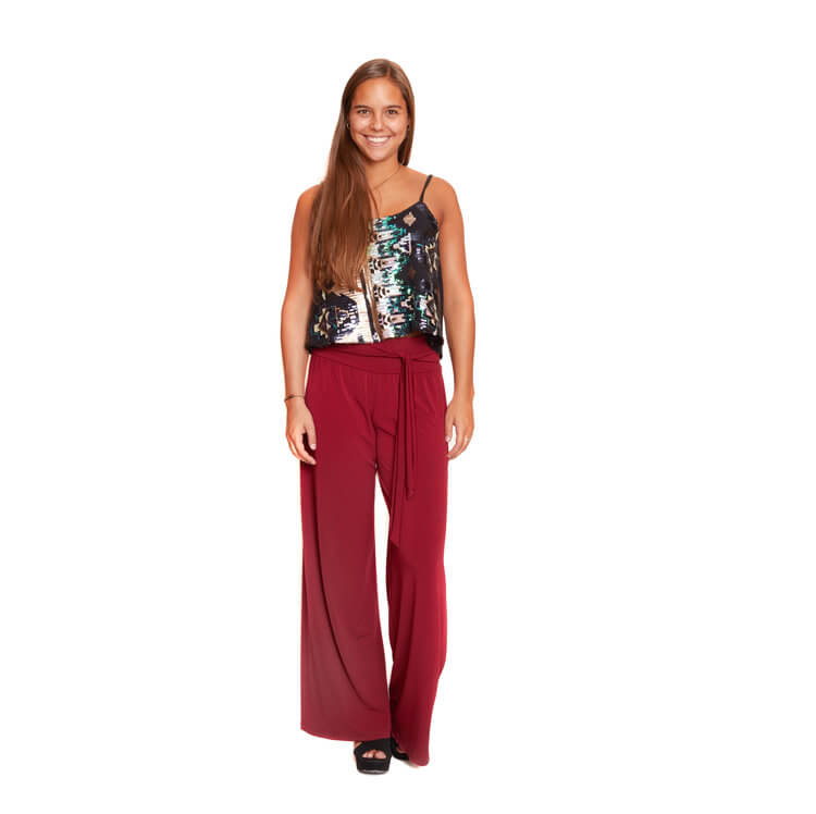 Arriendo de Crop top negro con brillos y pantalón burdeo