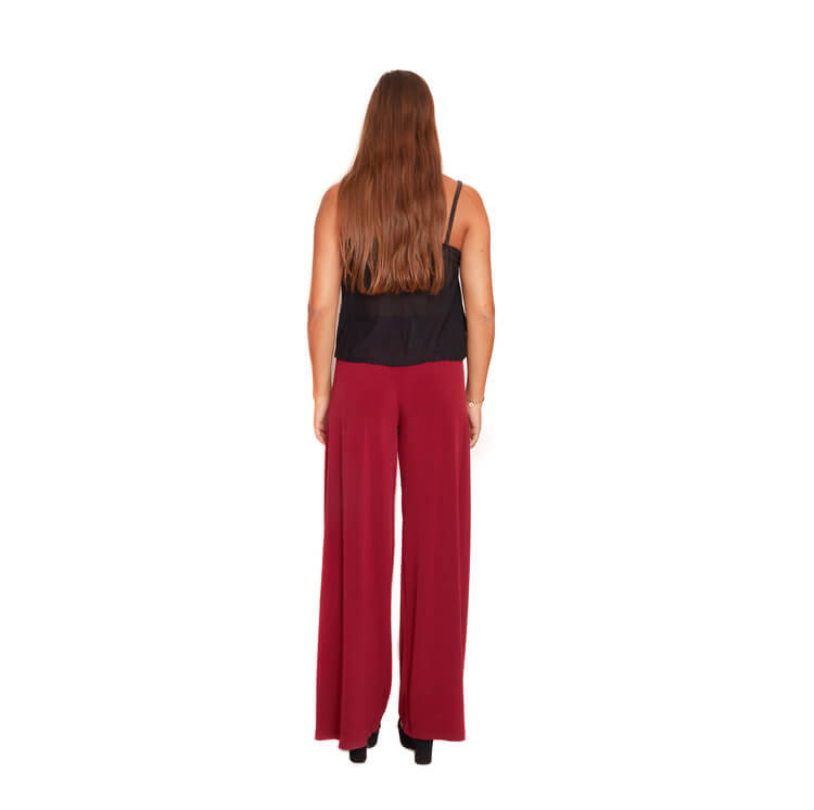 Arriendo de Crop top negro con brillos y pantalón burdeo