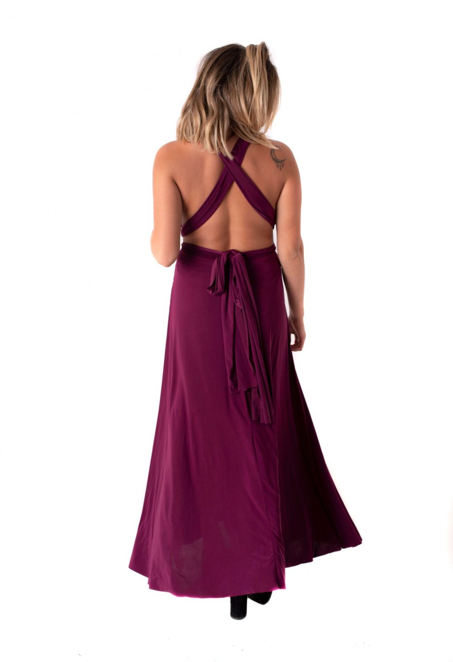 Vestido morado oscuro largo con tiras multiformas