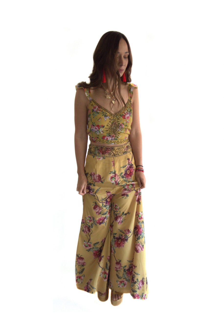 Arriendo de Conjunto marca India Chic mostaza con flores y mostacillas