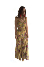Arriendo de Conjunto marca India Chic mostaza con flores y mostacillas