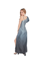 Arriendo de Vestido largo gris degrade con detalle fucsia en un hombro