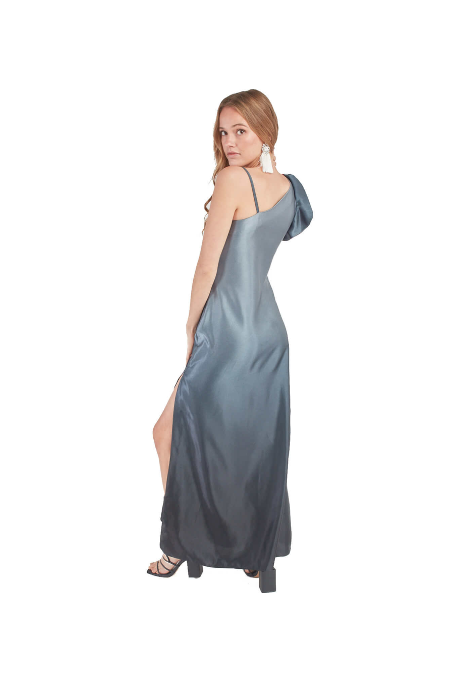 Arriendo de Vestido largo gris degrade con detalle fucsia en un hombro