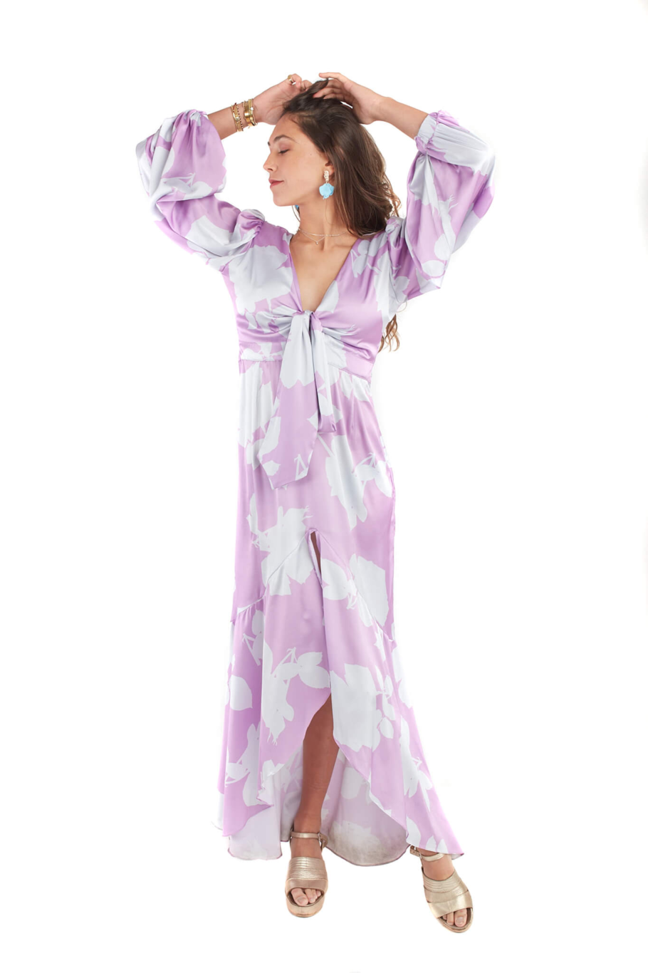 Arriendo de Vestido largo lila con estampado de flores blancas