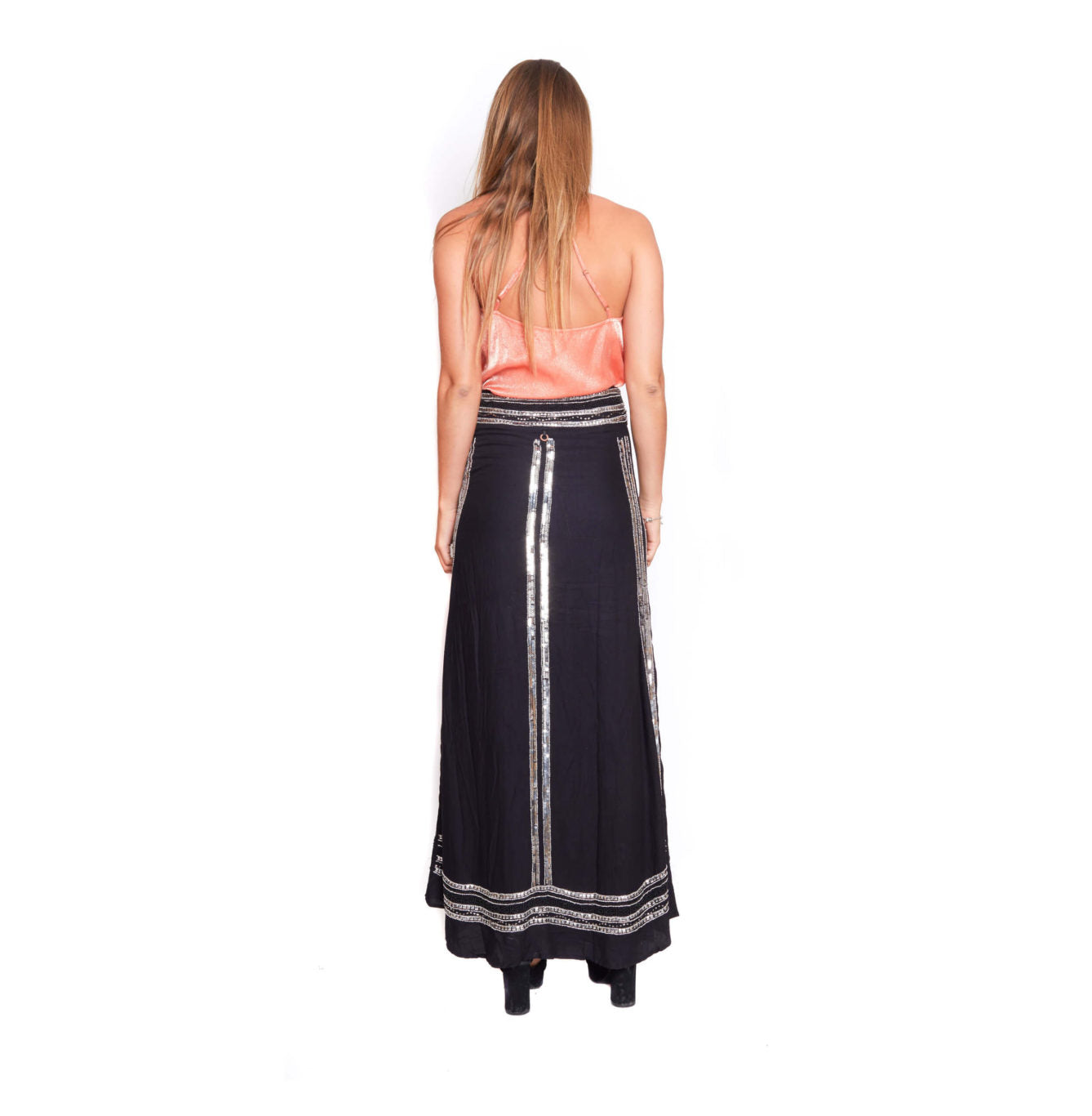 Arriendo de Polera coral con pollera negra larga con mostacillas plateadas