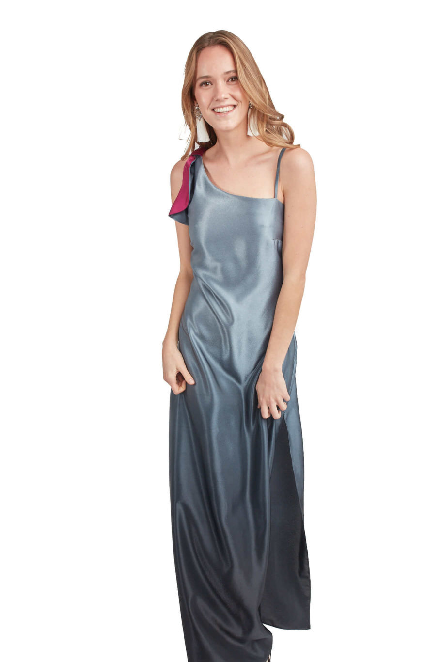 Arriendo de Vestido largo gris degrade con detalle fucsia en un hombro