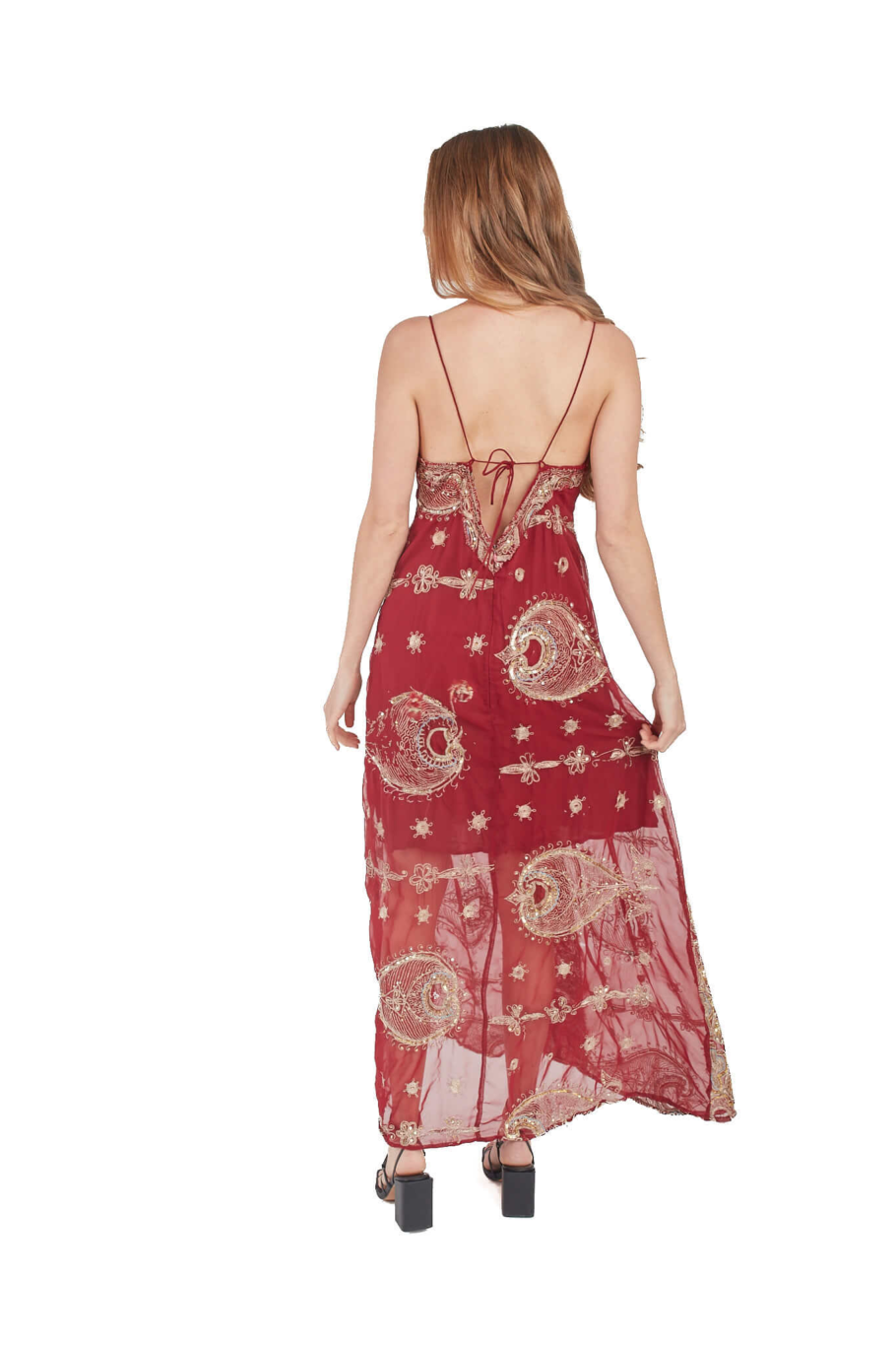 Arriendo de Vestido largo color berenjena con mil mostacillas y bordados dorados