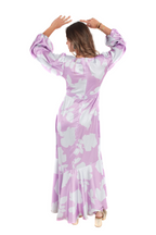 Arriendo de Vestido largo lila con estampado de flores blancas
