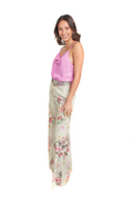Arriendo de Conjunto de dos piezas, top magenta con tiritas satín y pantalón verde claro con estampado de flores