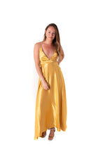 Arriendo de Vestido largo dorado de seda escote en V