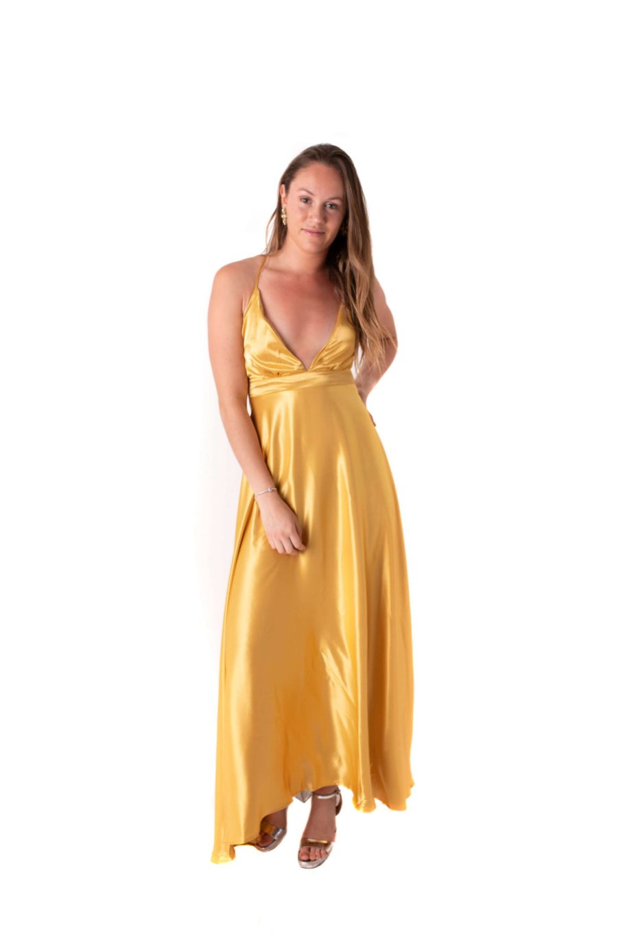 Arriendo de Vestido largo dorado de seda escote en V