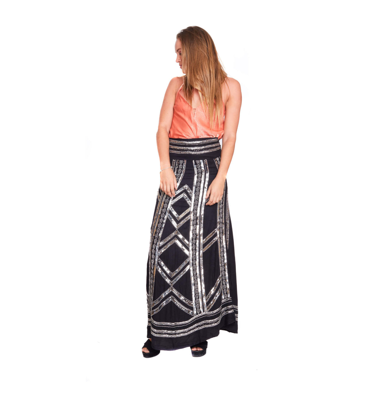 Arriendo de Polera coral con pollera negra larga con mostacillas plateadas
