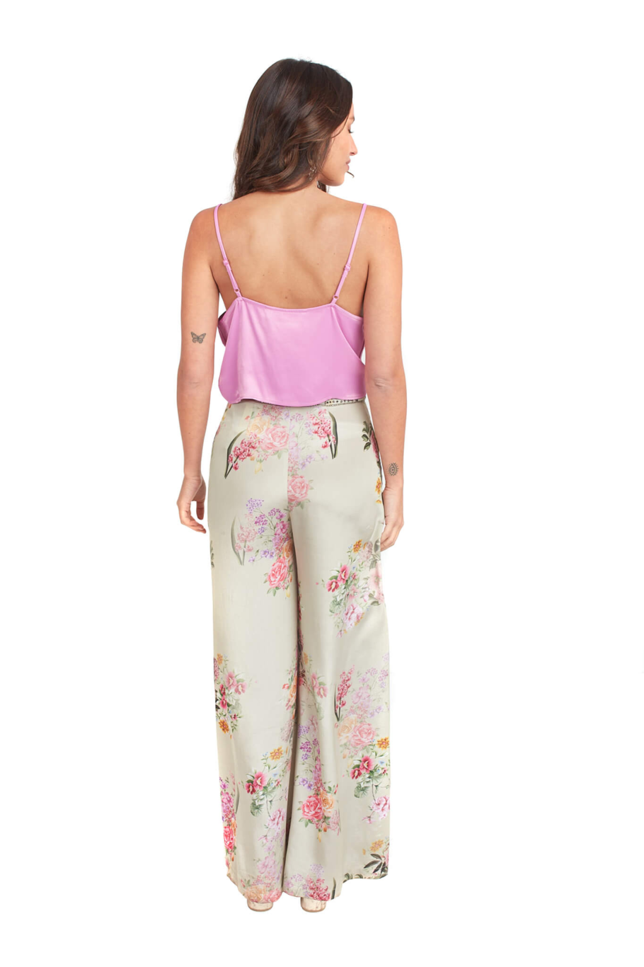 Arriendo de Conjunto de dos piezas, top magenta con tiritas satín y pantalón verde claro con estampado de flores