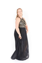 Vestido negro largo DEBUT con detalles dorados en pecho