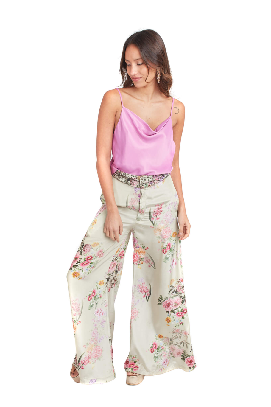 Arriendo de Conjunto de dos piezas, top magenta con tiritas satín y pantalón verde claro con estampado de flores