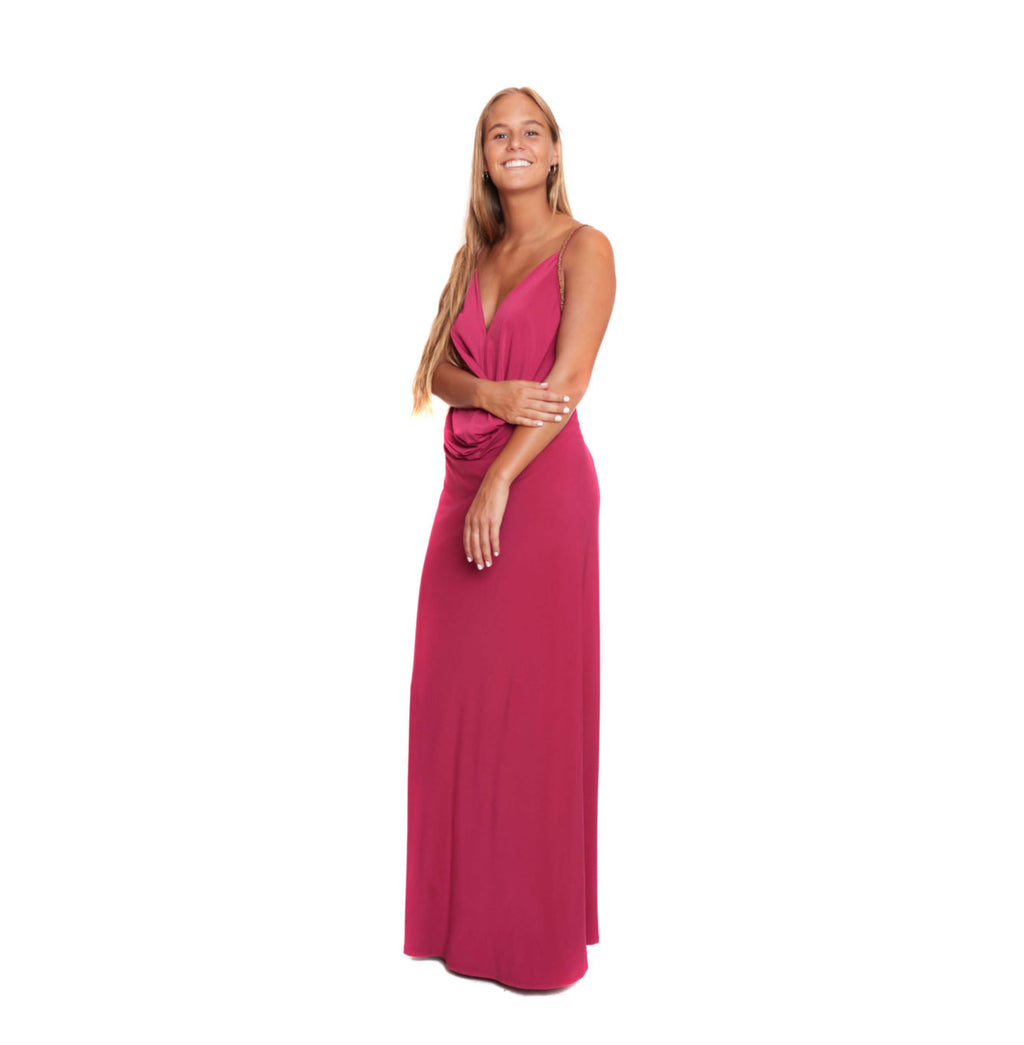 Vestido burdeo con mostacillas en mangas y escote largo