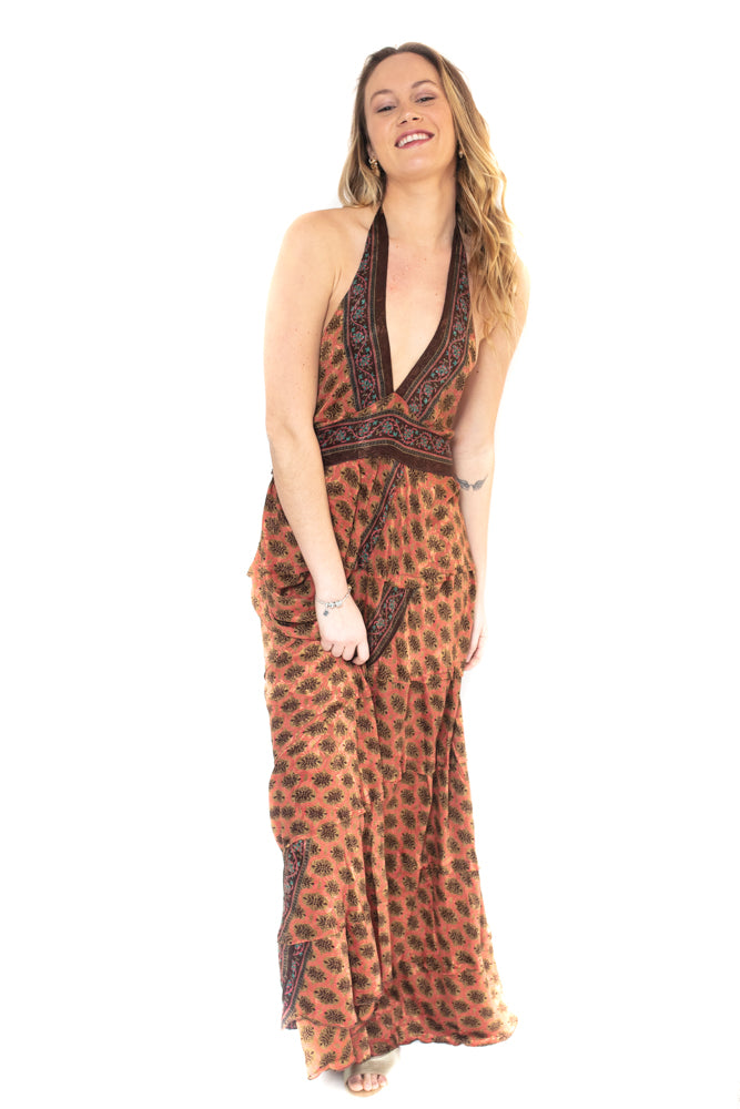 Arriendo de Vestido largo café con naranjo y otros colores espalda descubierta amarre al cuello