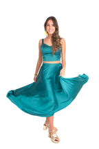 Arriendo de Conjunto de dos piezas, pollera esmeralda de seda y top con botones forrados en espalda