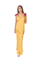 Arriendo de Vestido largo de seda dorado con vuelos en espalda burdeo y manguitas burdeo
