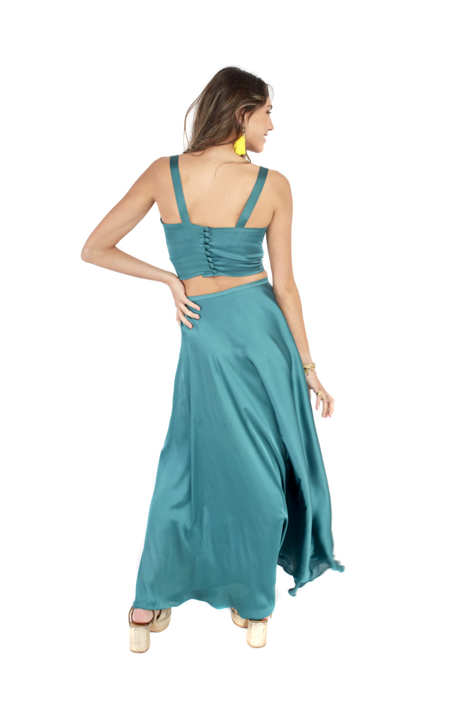Arriendo de Conjunto de dos piezas, pollera esmeralda de seda y top con botones forrados en espalda