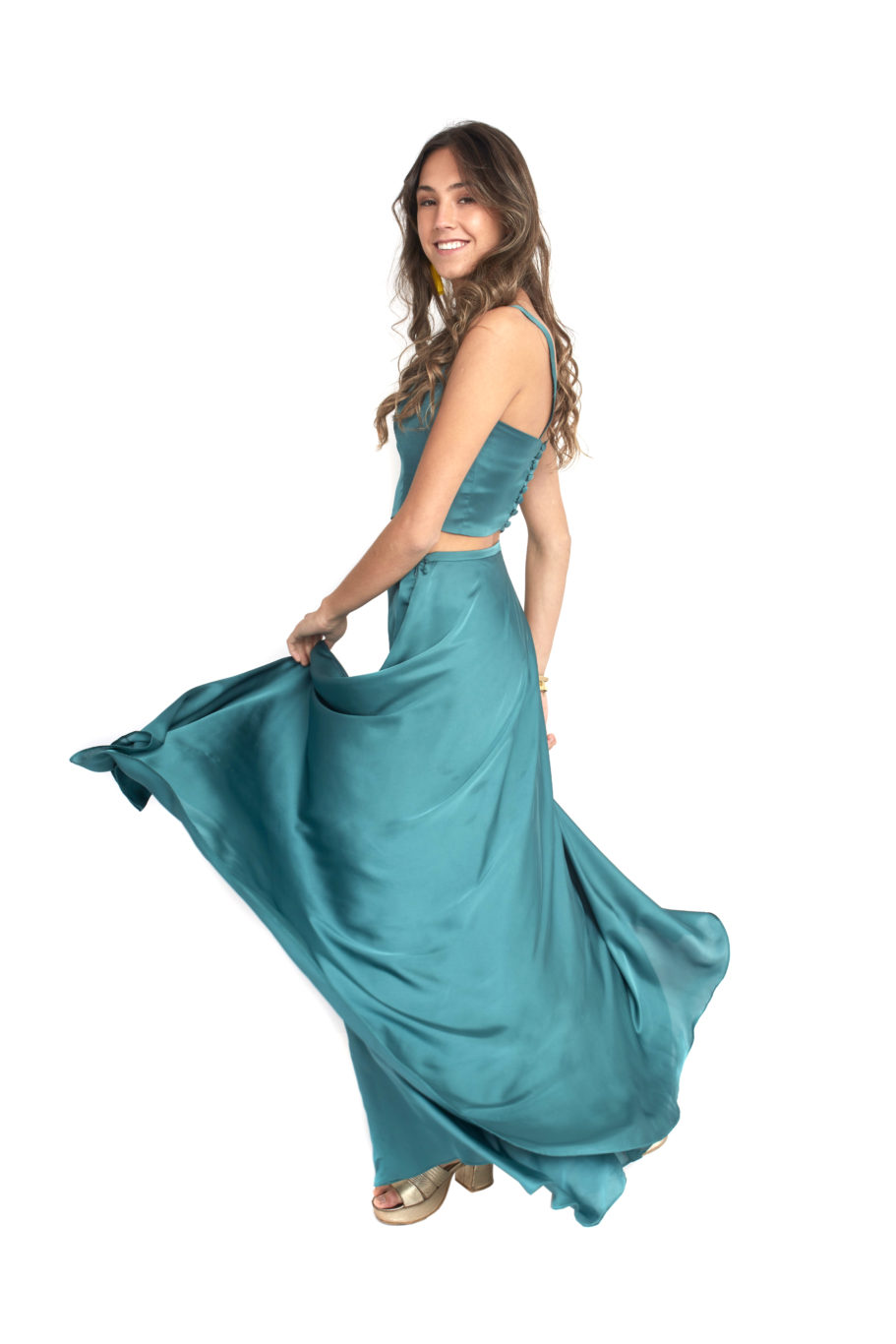 Arriendo de Conjunto de dos piezas, pollera esmeralda de seda y top con botones forrados en espalda
