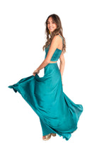 Arriendo de Conjunto de dos piezas, pollera esmeralda de seda y top con botones forrados en espalda