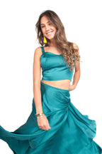 Arriendo de Conjunto de dos piezas, pollera esmeralda de seda y top con botones forrados en espalda