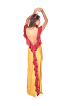 Arriendo de Vestido largo de seda dorado con vuelos en espalda burdeo y manguitas burdeo