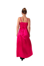 Arriendo de Vestido rojo de seda amarre al lado escote en V