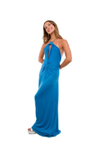 Vestido Largo de Lycra Celeste con Cadenas Plateadas al Cuello y Escote Profundo