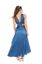 Arriendo de Conjunto de dos piezas azul , top de seda con nudo al medio y pollera ajustable