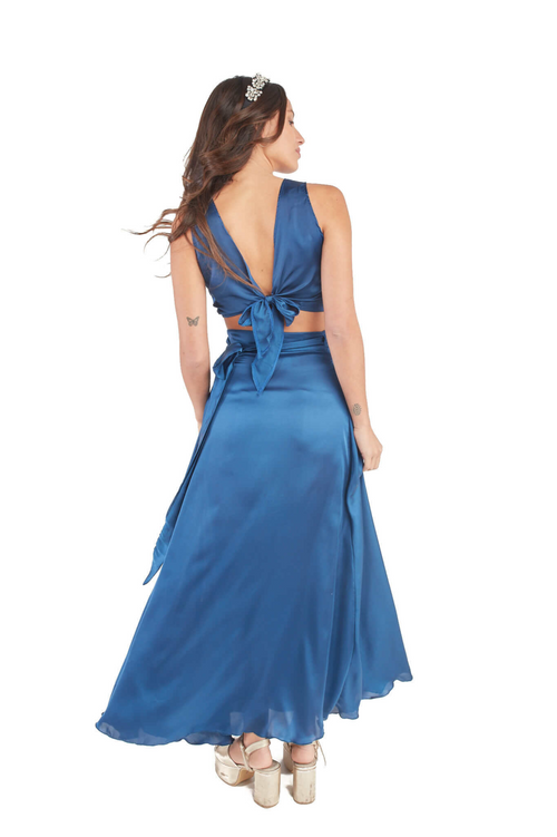 Arriendo de Conjunto de dos piezas azul , top de seda con nudo al medio y pollera ajustable