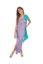 Arriendo de Vestido largo de seda morado con cinta verde en un hombro
