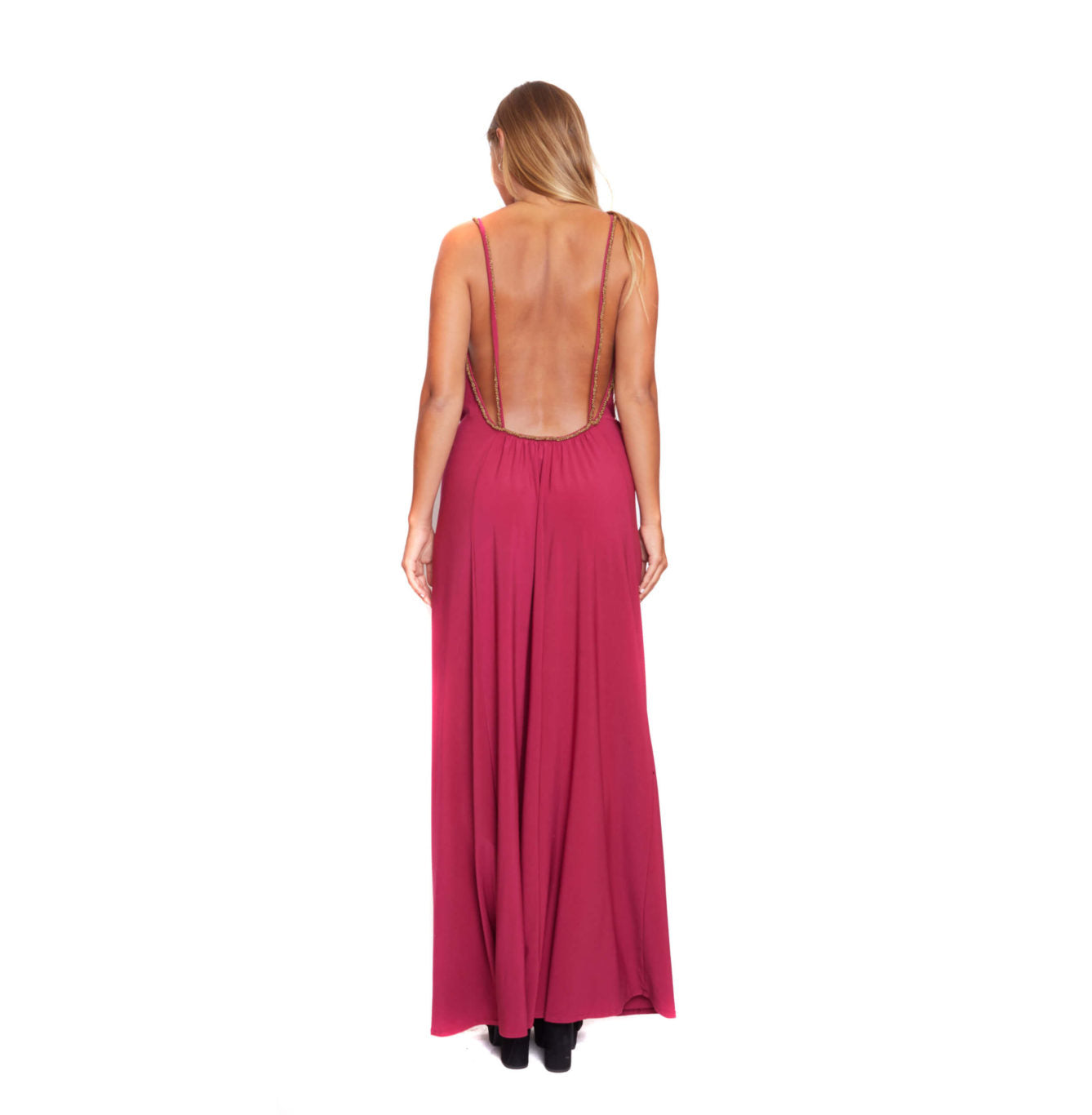 Vestido burdeo con mostacillas en mangas y escote largo