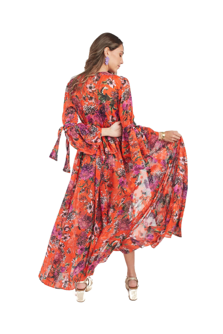 Arriendo de Vestido largo marca IT Velvet naranjo con flores moradas y mangas globo