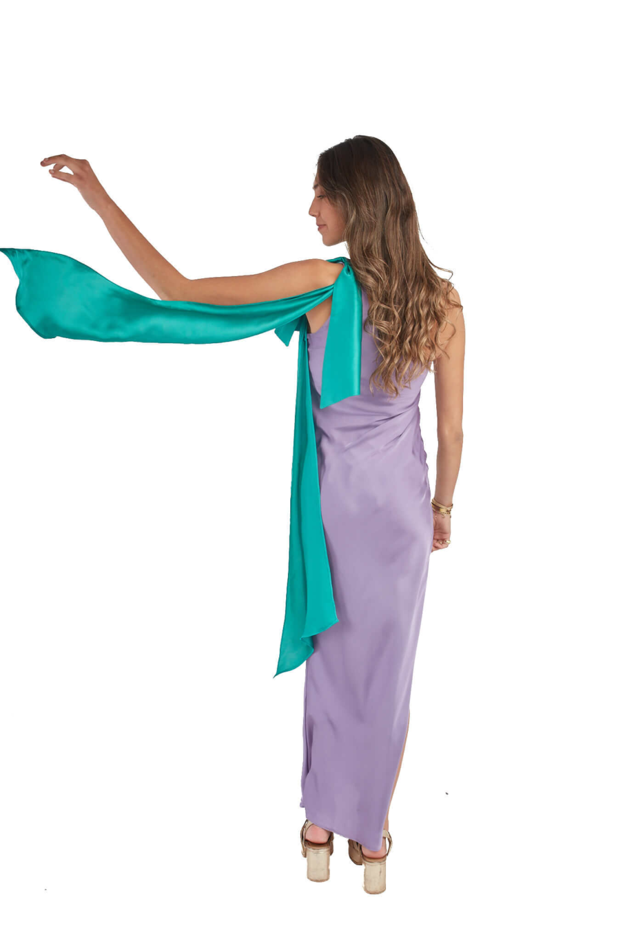 Arriendo de Vestido largo de seda morado con cinta verde en un hombro