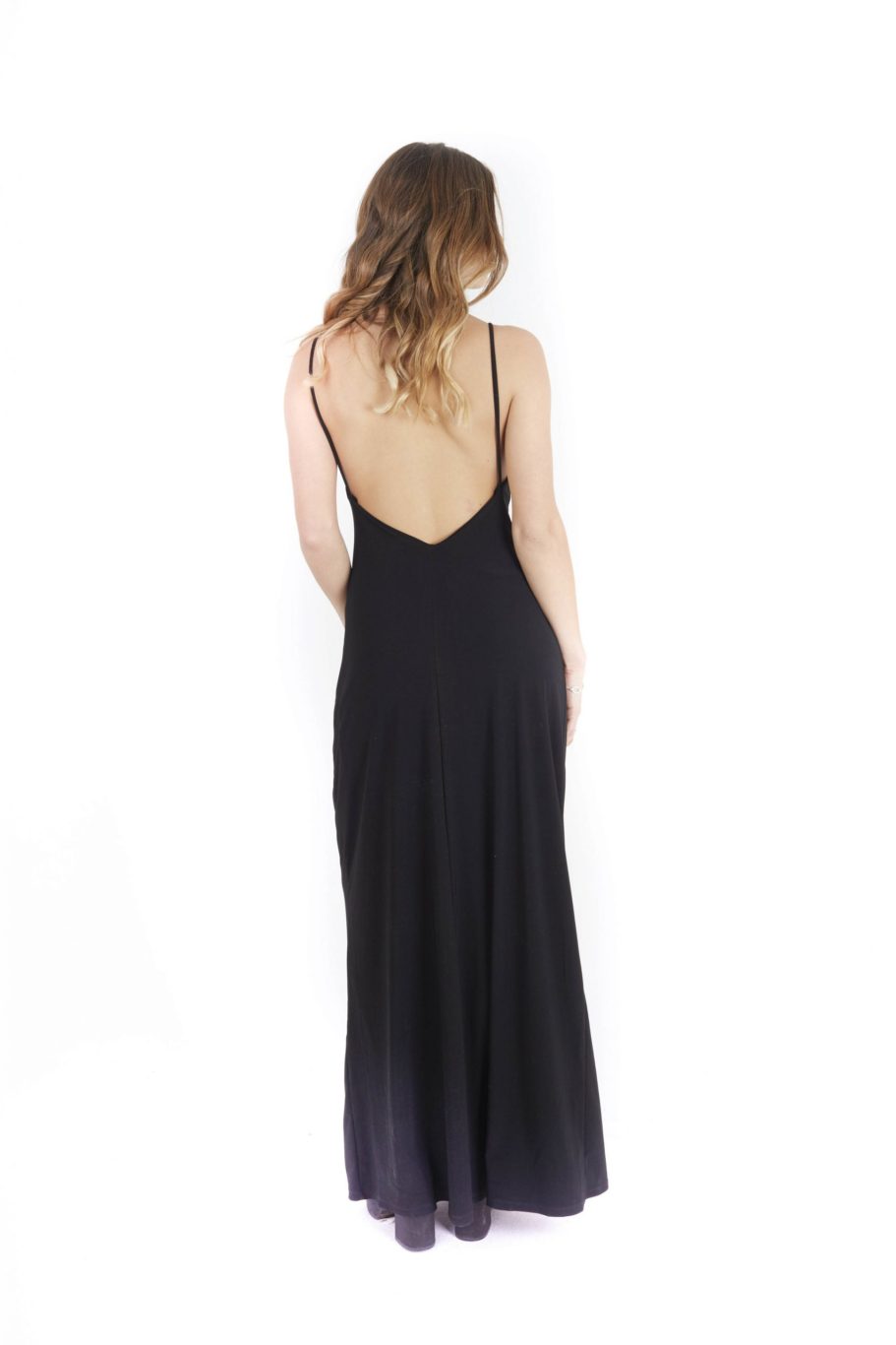 Vestido negro ajustado espalda descubierta
