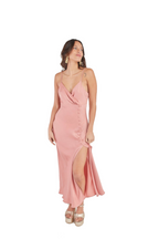 Arriendo de Vestido midi rosado con botones en el tajo y con escote en v