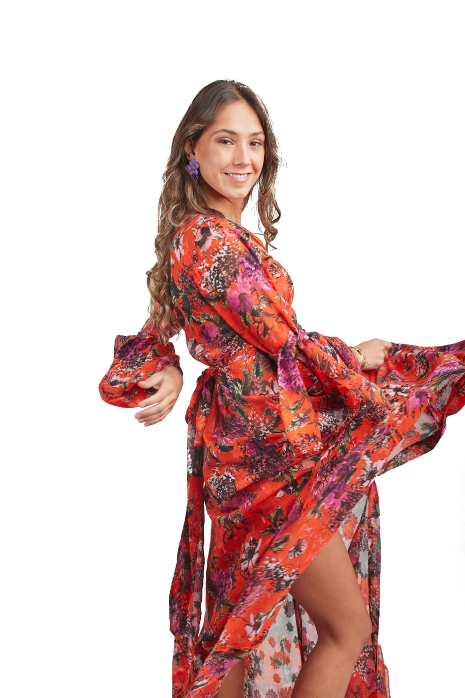 Arriendo de Vestido largo marca IT Velvet naranjo con flores moradas y mangas globo