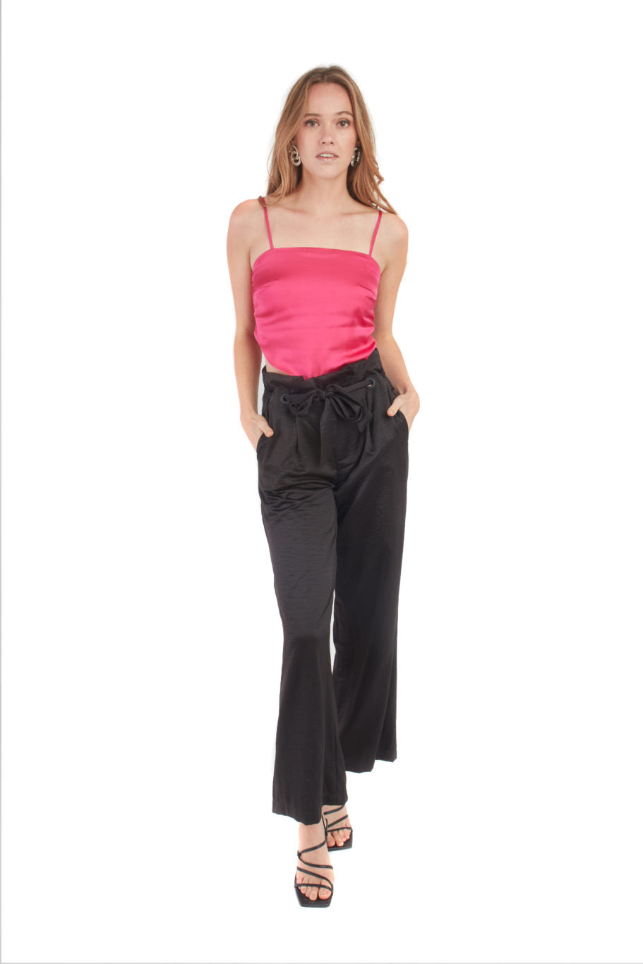 Arriendo de Conjunto de dos piezas, pantalón negro de satín con cinturón a la cintura y top fucsia con terminación en punta