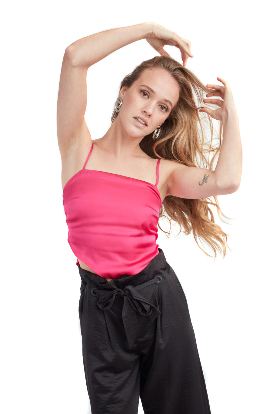 Arriendo de Conjunto de dos piezas, pantalón negro de satín con cinturón a la cintura y top fucsia con terminación en punta
